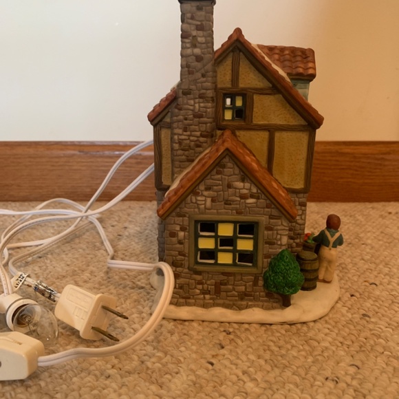 Santa’s Workbench Collection 2000 Granny Smiths Orchard - Picture 4 of 5